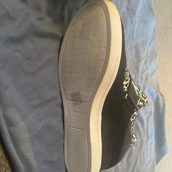 NWOT size 10 suede and stretchy DKNY sneaker booties - Picture 5 of 6